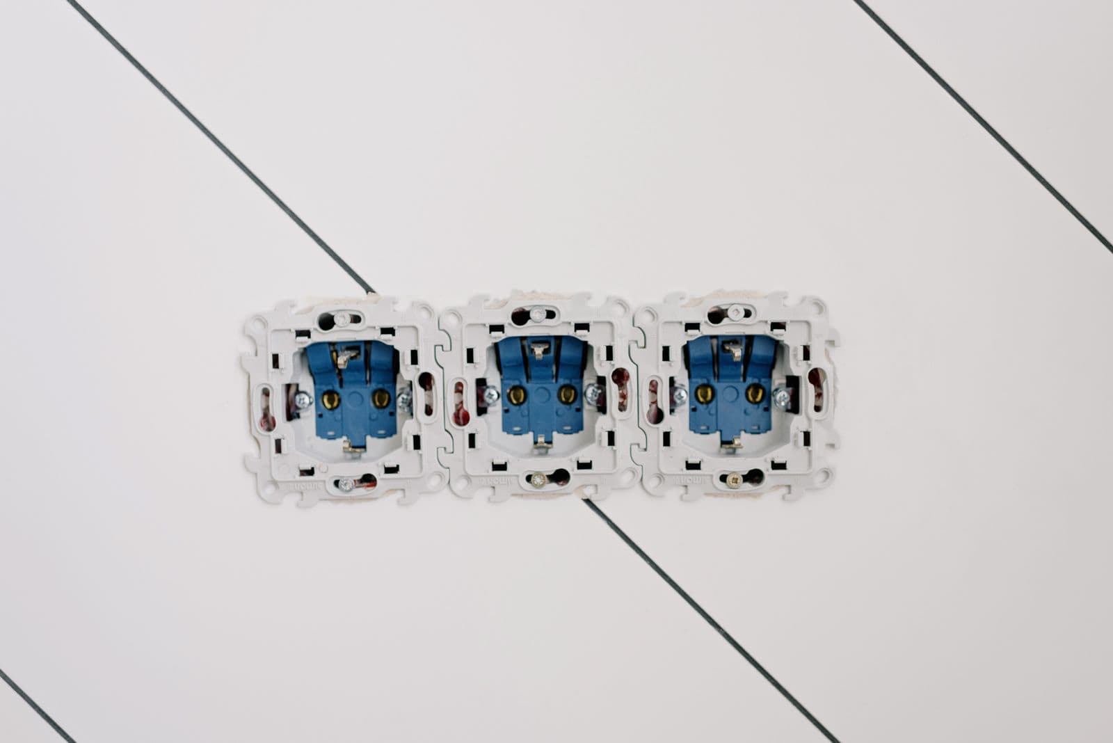 Mécanismes de prises électriques en cours de pose