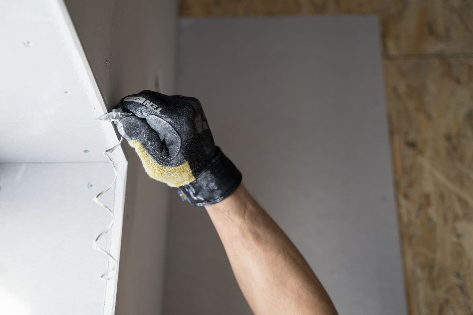 Mur lissé et poncé, prêt à recevoir la peinture