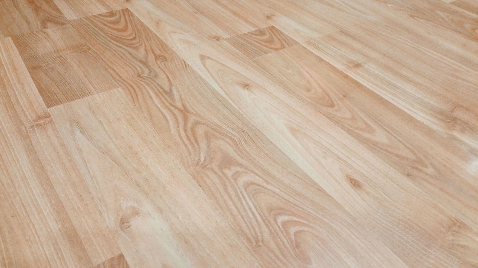 Parquet posé dans une pièce lumineuse