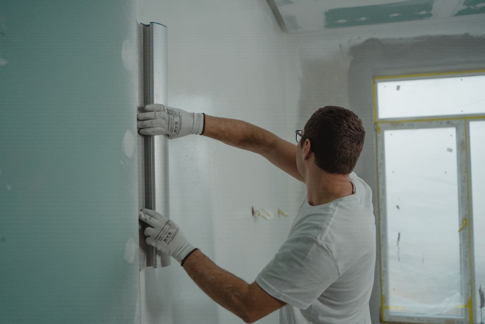 Relevé de cotes sur un mur avant chiffrage des travaux