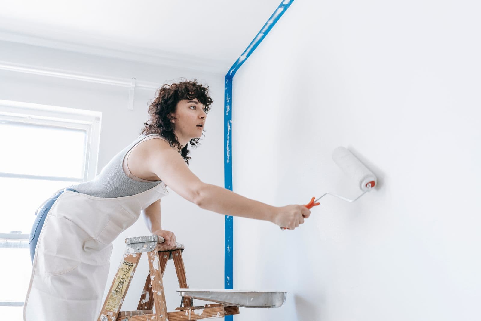Détail d'un mur fraîchement peint dans une pièce claire