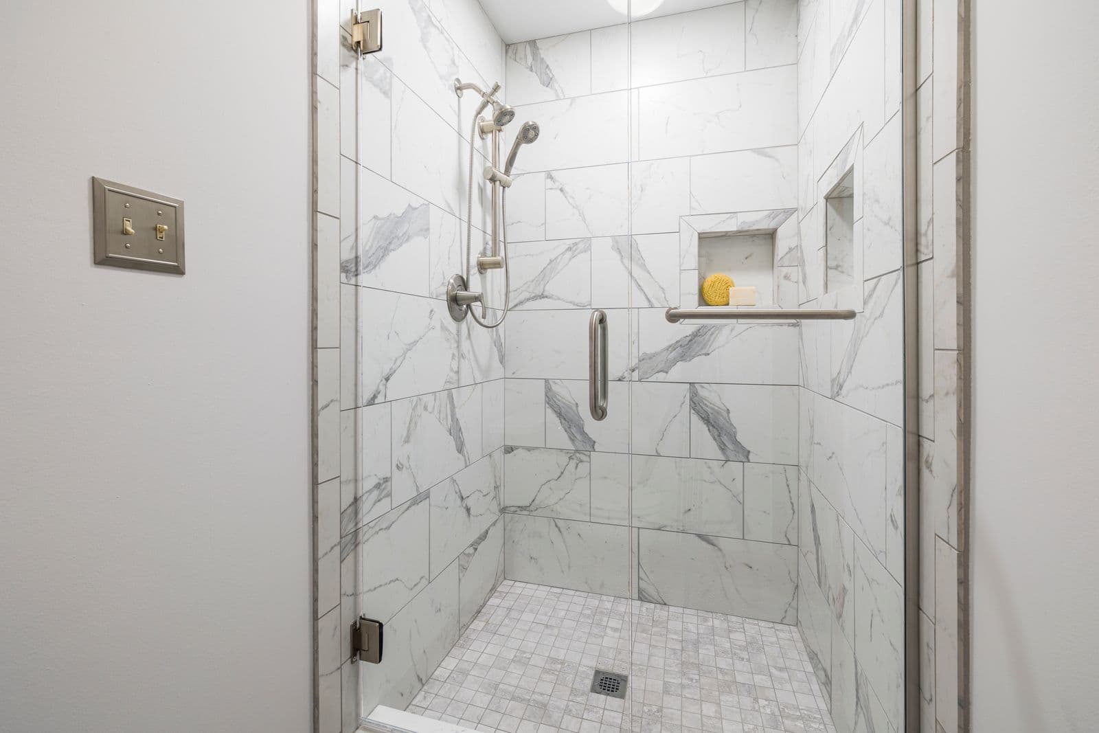 Salle de bains rénovée avec faïence murale posée